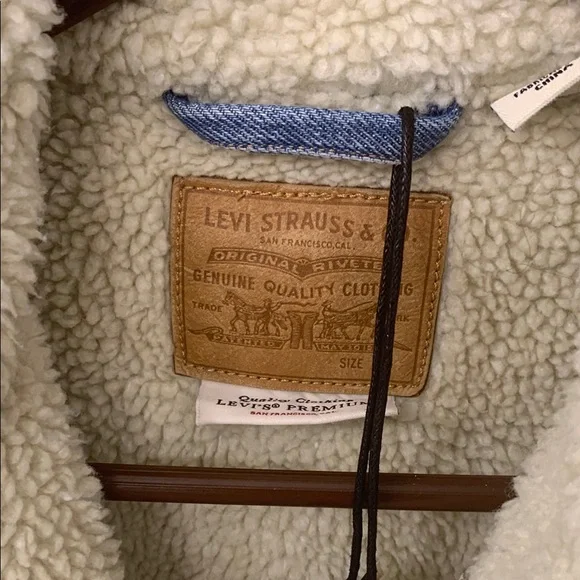 SALE❤️❤️❤️Levi's Blue Jean Jacket Classic Denim Style - Picture 3 of 4